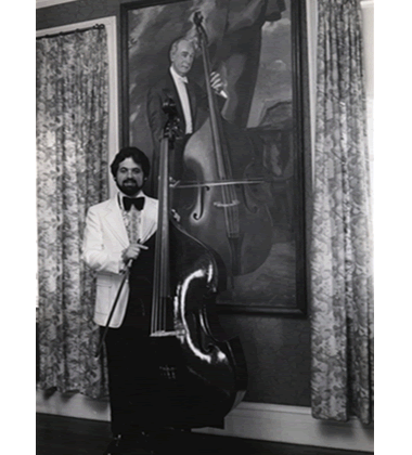 Gary Karr mit einem Gemälde von Serge Koussevitzky
